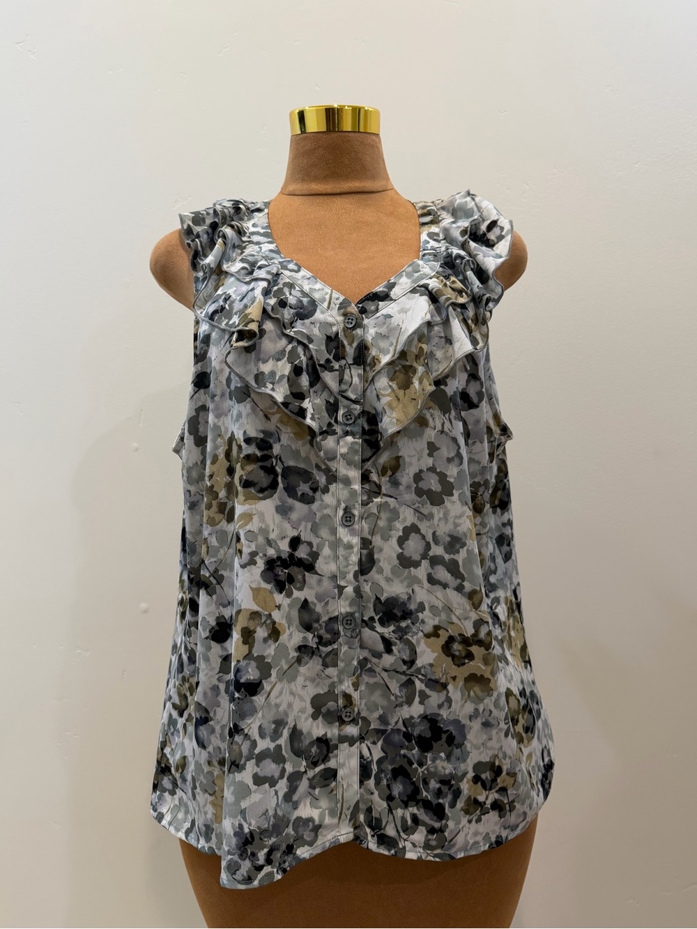 Cabi Sleeveless Ruffle Button-Front Floral Top - Gray Multi